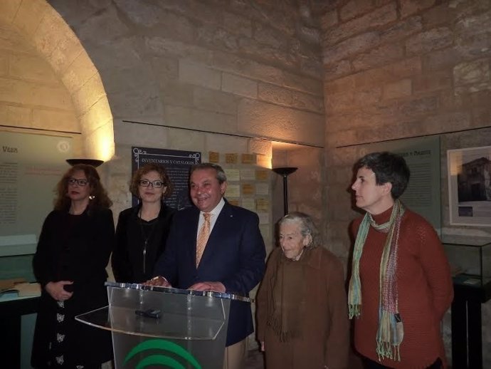 Alcalde, entre Marisa Ruz (izda) y Pilar de la Torre, durante el acto