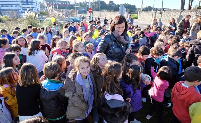 La alcaldesa con los niños del colegio Verdemar