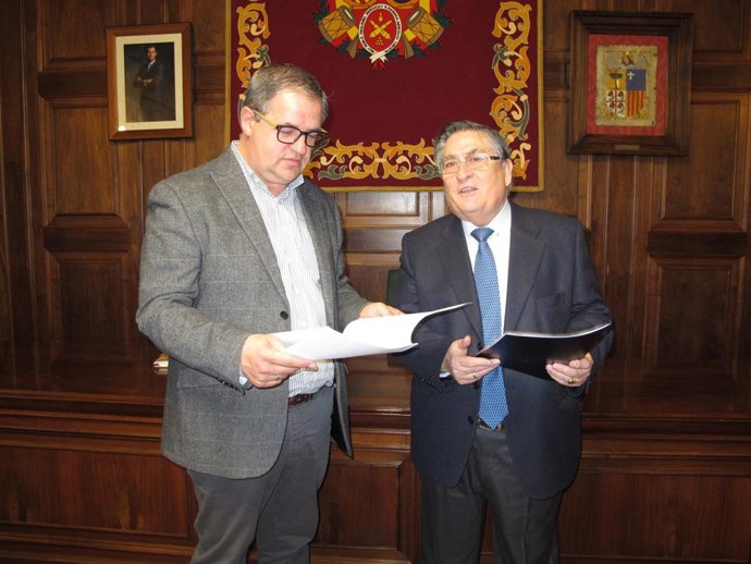 Cronista de la ciudad de Teruel, Vidal Muñoz, y teniente alcalde Jesús Fuertes