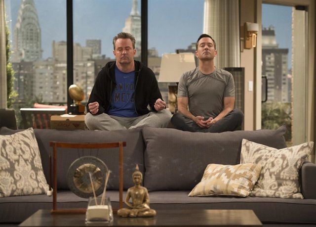 Matthew Perry y Thomas Lennon en La extraña pareja