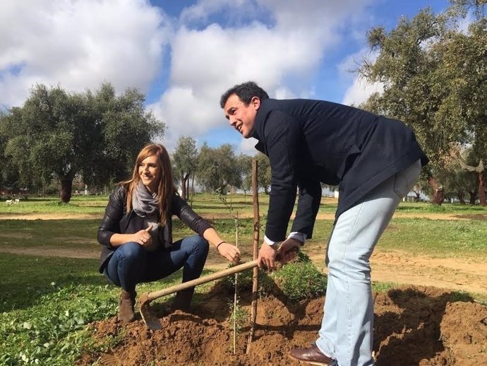 La delegada de Medio Ambiente en Huelva, Rocío Jiménez, y alcalde de Bollullos.