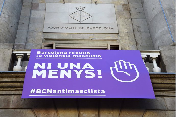 Cartel contra la violencia machista colgado del Ayuntamiento de Barcelona