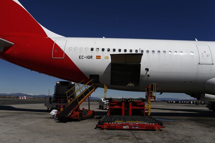 puerta de equipaje de avión, transportador de maletas, carga de maletas 