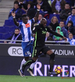 Babin, del Sporting, pelea un balón con Caicedo del Espanyol