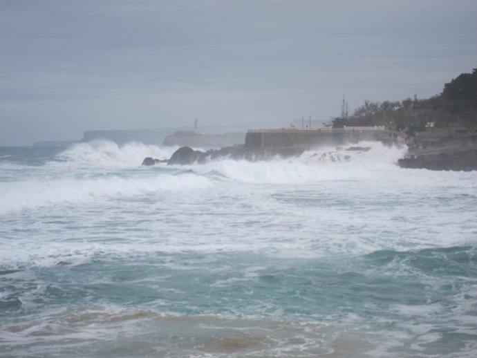 Olas en Santander. Oleaje en la costa. Temporal. Fenómenos adversos costeros. 