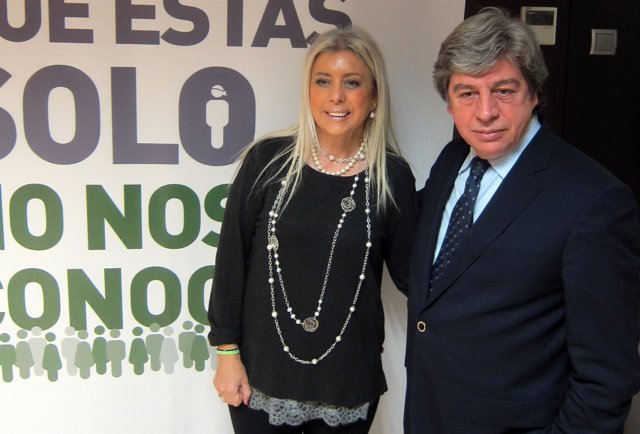 El oncólogo Juan Jesús Cruz junto a la presidenta de AECC en Salamanca, Inmacula