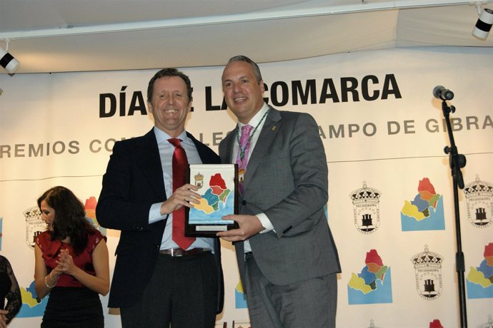 Juan Carlos Ruiz Boix entrega el premio a Ramón Mora-Figueroa