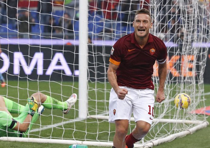 Francesco Totti celebra un gol con su amada Roma