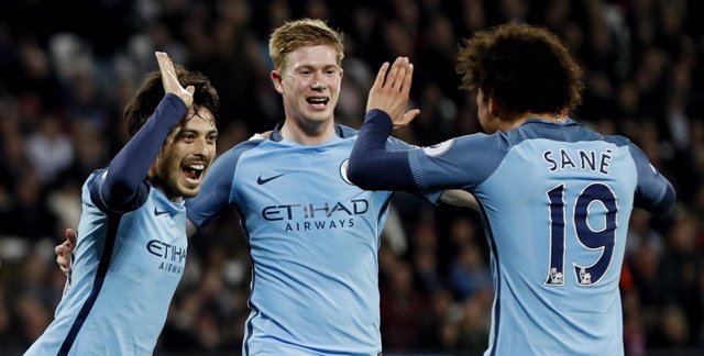 Sané, De Bruyne y Silva celebra un gol con el Manchester City
