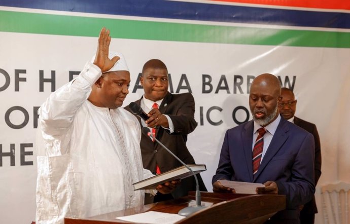 Adama Barrow jura el cargo como presidente de Gambia