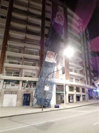 El viento obliga a derrumbar un andamio en Castelar