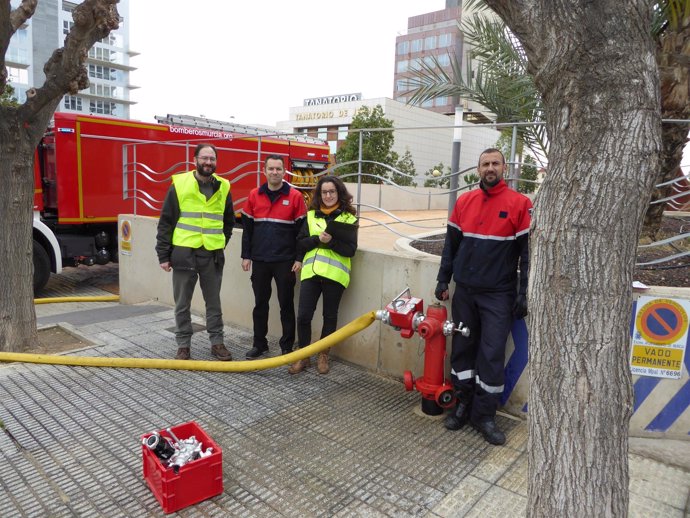 Investigadores de la UPCT junto a bomberos en pleno trabajo de campo