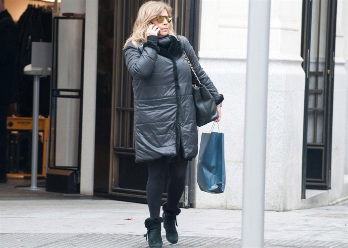 Terelu pasa una mañana de compras pese a la lluvia./ Europa Press