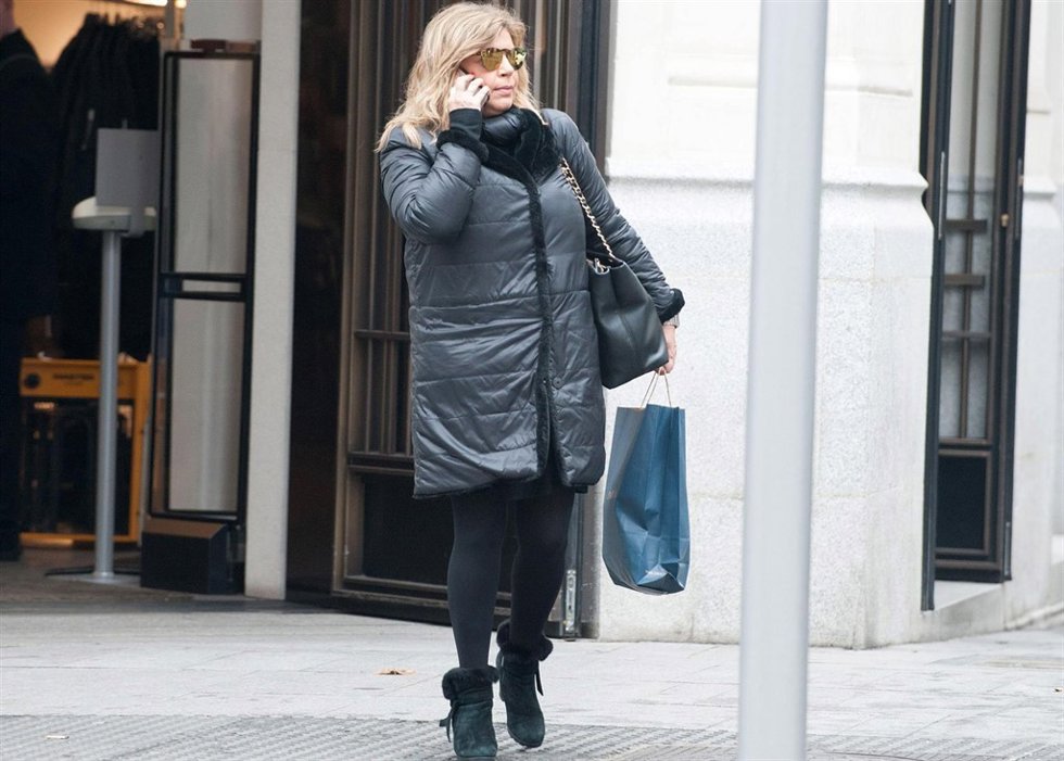 Terelu pasa una mañana de compras pese a la lluvia./ Europa Press