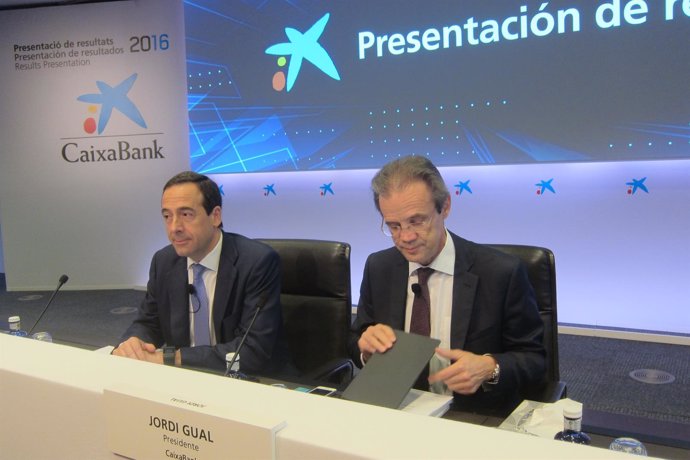 El consejero delegado de CaixaBank, Gonzalo Gortázar, y el presidente Jordi Gual