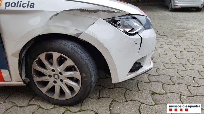 El vehiculo policial col·lisionat.