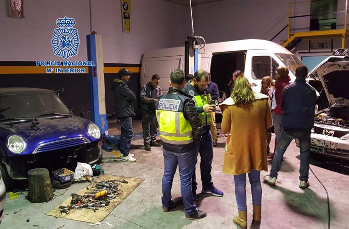 Policía Nacional realiza inspecciones sobre talleres de reparación de coches