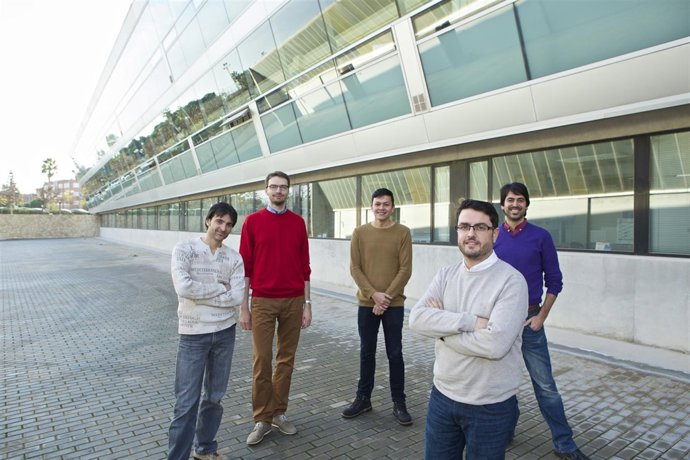 Joaquín Silvestre, al frente, junto a su equipo de trabajo del Laboratorio