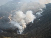 27 incendios forestales están activos en Cantabria, la mayoría en zonas altas y sin riesgo
