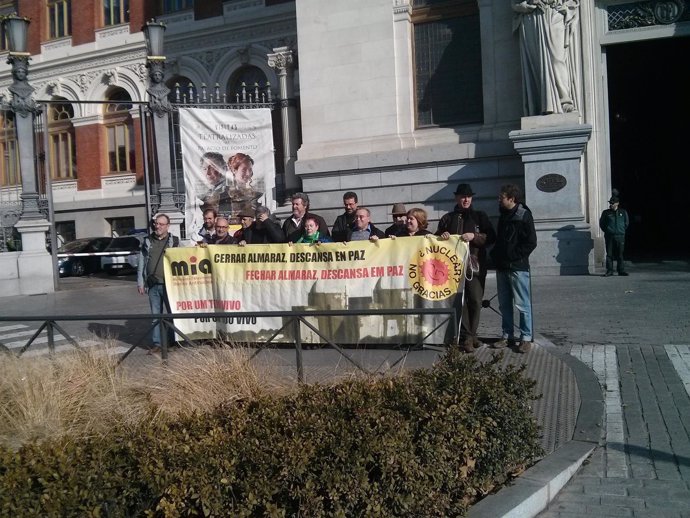 Una docena de activistas exigen una fecha de cierre para la central de Almaraz