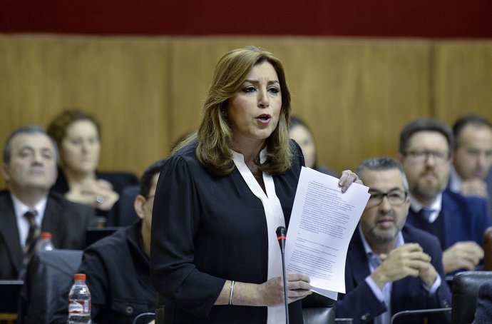 Susana Díaz responde a una pregunta de Juanma Moreno en el Parlamento