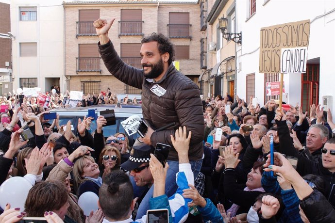  Spiriman a hombros de un policía en el Juzgado de paz de Albolote (Granada) 