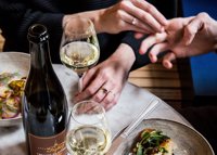 Celebra San Valentín brindando por el amor