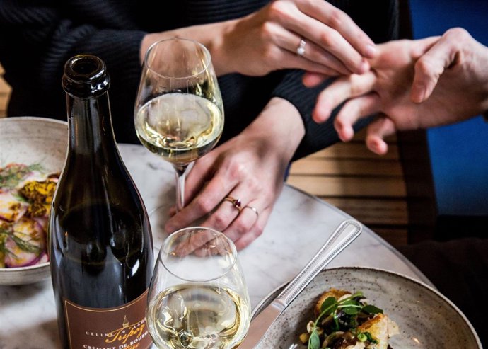 Disfruta de una buena copa con tu pareja por San Valentín./ Cordon