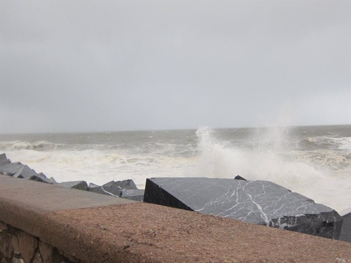 Olas en el Paseo Nuevo.