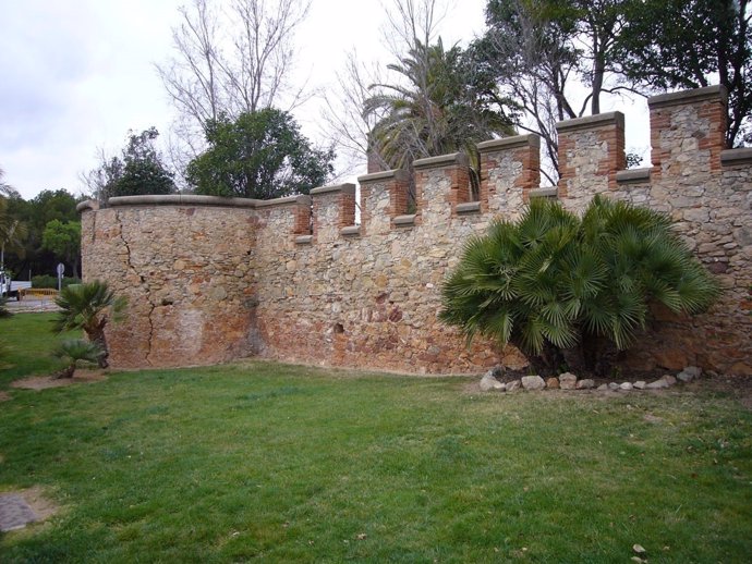 El muro de cierre del recinto del castillo de Castelldefels