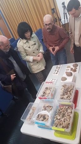 Piezas neolíticas halladas en Rociana llegan al Museo de Huelva.