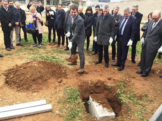 El conseller A.Comín, en la colocación de una primera piedra del CAP de Amposta