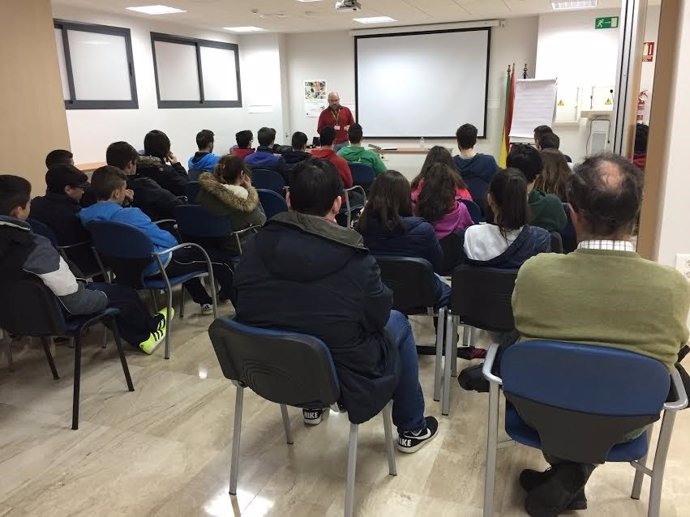 Escolares durante la visita al hospital