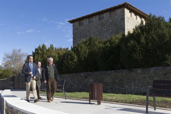 El consejero y el alcalde recorren las mejoras en el entorno de la Torre