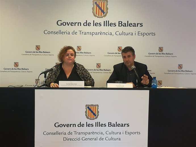 La consellera Ruth Mateu y el director del Illenc, Josep R. Cerdà