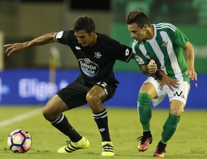 Rubén Castro (Betis) pelea un balón con Celso Borges (Deportivo)