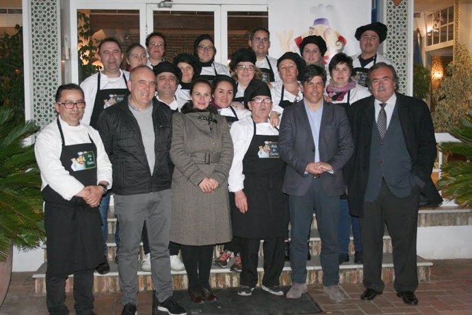 Autoridades y participantes durante la clausura