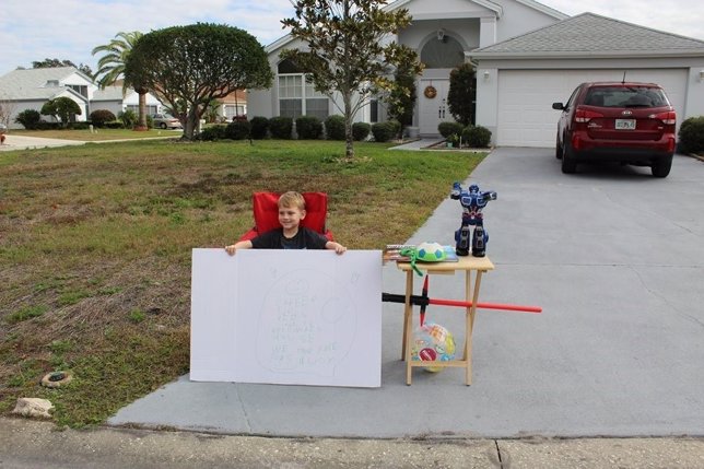 Un niño de seis años pone un puesto para reglar juguetes a niños necesitados