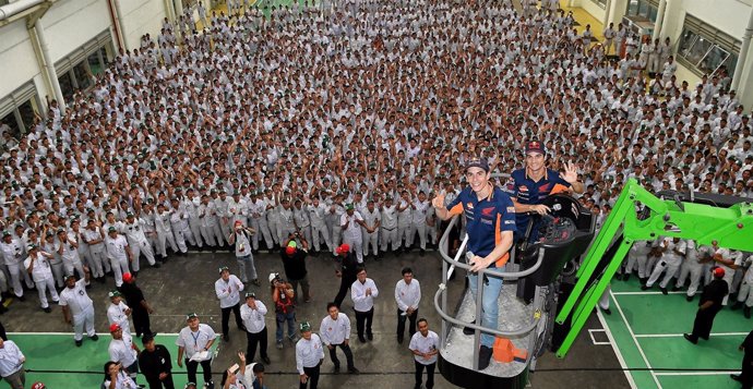 Marc Márquez y Dani Pedrosa en la fábrica de Honda en Indonesia