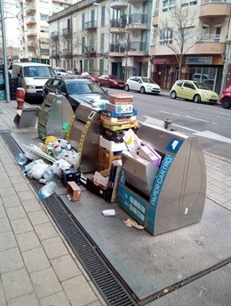 Basuras en la calle junto a unos contenedores