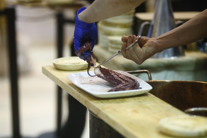 Stand de Galicia en Fitur en Madrid, tapa de pulpo, gastronomía