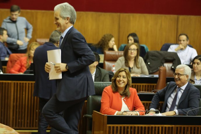 El consejero de Salud, Aquilino Alonso, se dirige a comparecer en el Parlamento