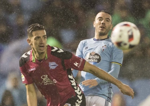 Iago Aspas pelea con Feddal por un balón en la Copa