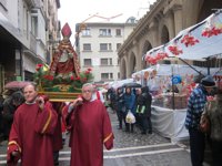 Pamplona celebra San Blas con un mercadillo de dulces y la soka-dantza