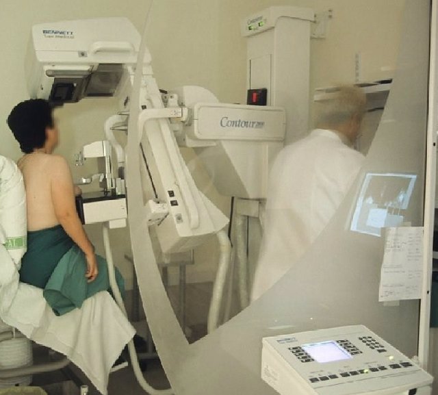Emakume bat mamografia bat egiten