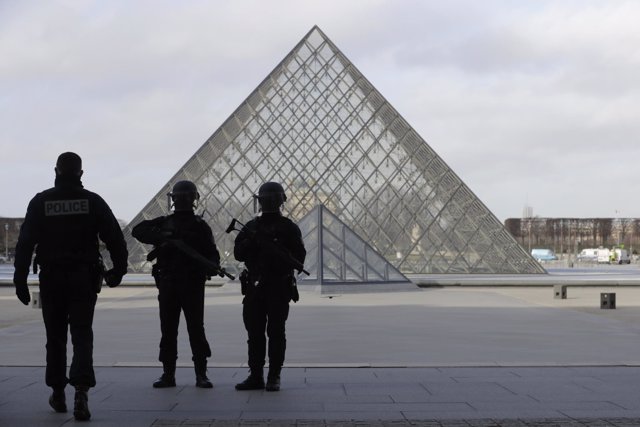 Un soldado de Francia patrulla junto al Museo del Louvre