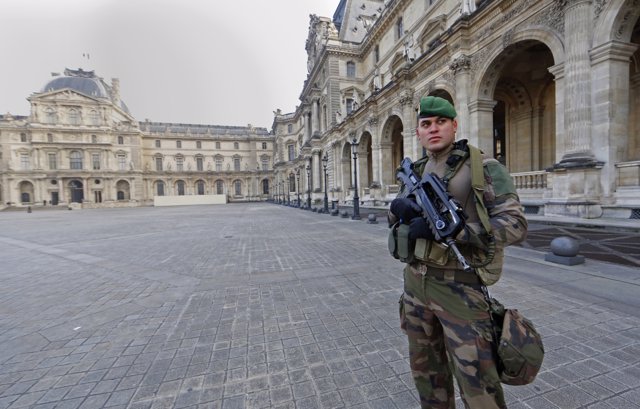 Un soldado de Francia patrulla junto al Museo del Louvre