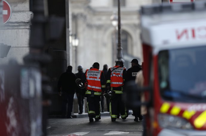 Servicios sanitarios de Francia tras abatir los militares a un hombre en el Louv