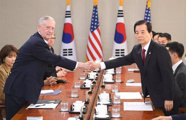 Jim Mattis con el ministro de Defensa surcoreano