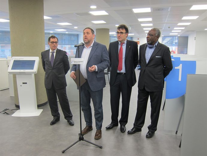 I.Vilà, O.Junqueras, L.Salvadó i R.Barleycorn en una nova oficina de l'ATC